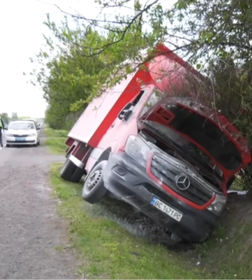 Поблизу Луцька водій вантажівки з'їхав у кювет, тікаючи від ТЦК