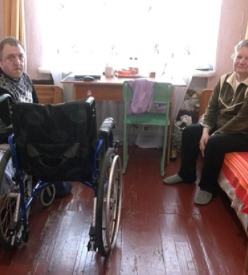 «Одна кімната на двох»: як живуть у волинському гуртожитку  сестра і брат з інвалідністю з Торецька (відео)