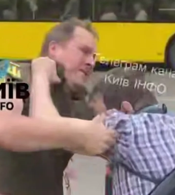 Успел купить только яблоки: в Киеве сотрудники ТЦК силой затащили мужчину прямо возле АТБ. ВИДЕО