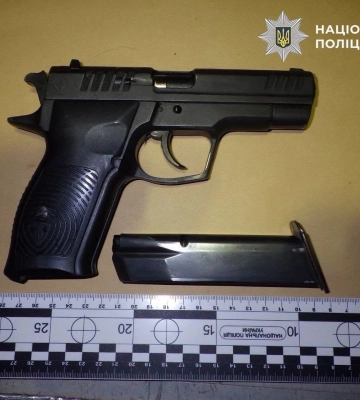 У Києві чоловік влаштував стрілянину у дворі житлового будинку