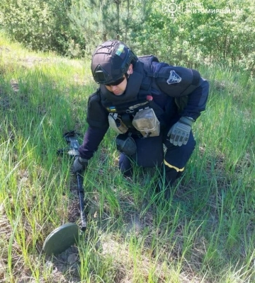 Місцеві жителі знайшли у лісі під Житомиром одразу 40 артилерійських снарядів