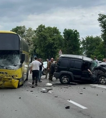 В Борисполе легковушка столкнулась с рейсовым автобусом: есть погибший