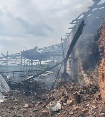Внаслідок удару по фермі на Чернігівщині є загибла та поранений: фото наслідків