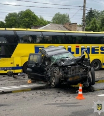 У Борисполі джип зіткнувся з рейсовим автобусом: одна людина загинула і четверо постраждали