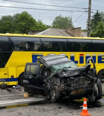 В Борисполе Jeep выехал на встречку и врезался в автобус: есть погибший и пострадавшие