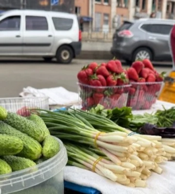 Торгівля на руїнах: у Києві на зруйнований ударом РФ Лук'янівський ринок повертаються продавці