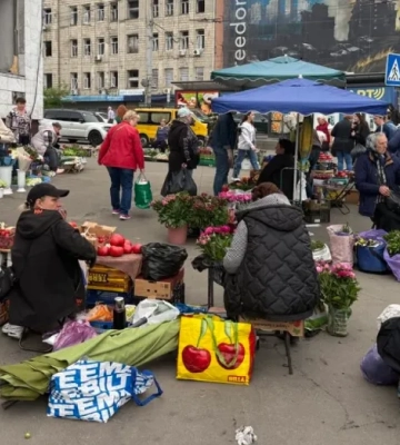 Торгівля на руїнах: у Києві на зруйнований ударом РФ Лук'янівський ринок повертаються продавці