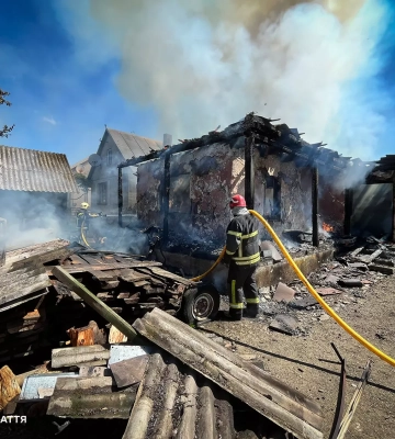 На Ужгородщині вогнеборці запобігли знищенню сусідніх будівель під час пожежі у житловому будинку