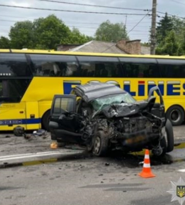 В Борисполе внедорожник столкнулся с автобусом, есть погибший и пострадавши