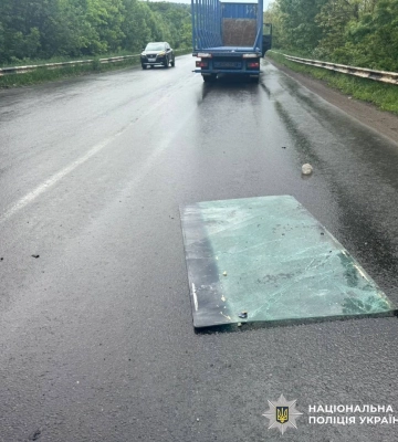 Ремонт и скользкая дорога: автобус с людьми врезался в фуру на киевской трассе