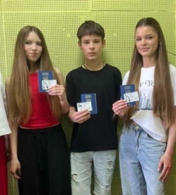 Трійня з Волині підросла: підлітки разом прийшли по свої перші паспорти