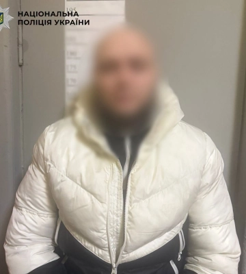 У Києві затримано двох зловмисників, які на Печерську нещадно побили молодика