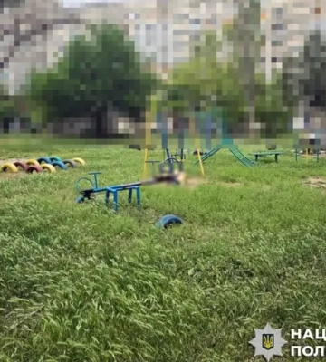 Росія вдарила по дитячому майданчику в Херсоні: загинув чоловік, його дружину та двох маленьких доньок поранено