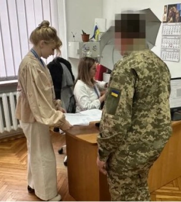 На Закарпатті міграційники оперативно відновили паспорт військовому, який повертається на передову