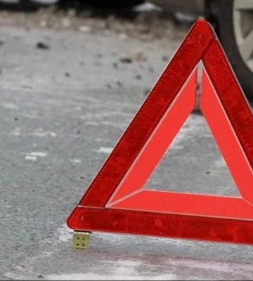 У Ковельському районі автівка влетіла у дерево, травмувалася жінка