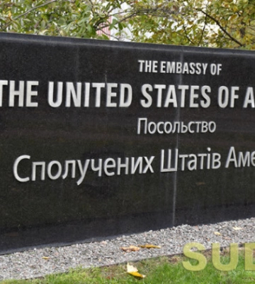 Посольство США в Україні підтвердило, що продовжує працювати в Києві