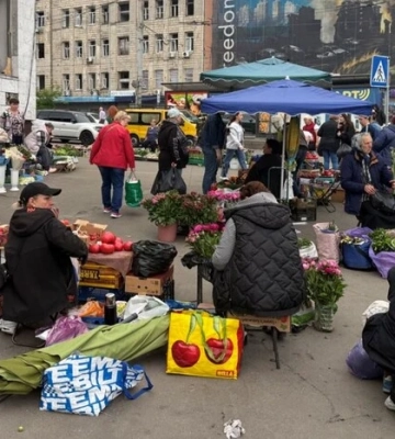 На знищений російською атакою Лук’янівський ринок повертаються продавці 
