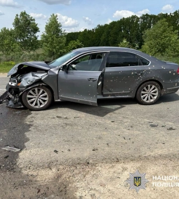 На Київщині внаслідок зіткнення двох легковиків постраждали водійка та пасажир одного з них. ФОТО
