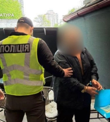 У Києві троє чоловіків за $17 000 обіцяли військовозобов’язаному виїзд за кордон як далекобійнику