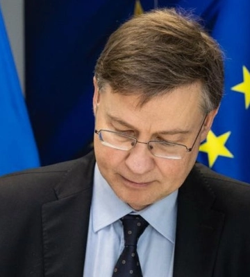 Домбровскіс підписав меморандум про макрофінансову допомогу ЄС для України
