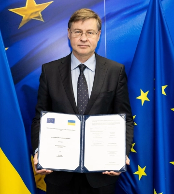 Домбровскіс підписав меморандум про макрофінансову допомогу ЄС для України