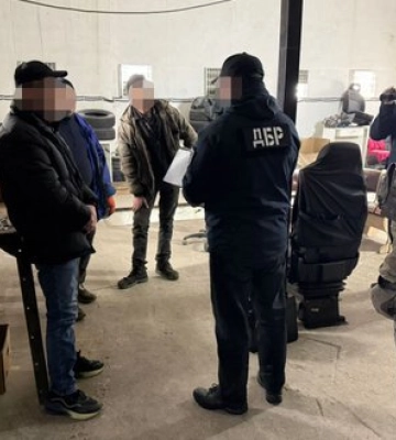 Робота на СТО замість служби: ДБР повідомило про підозру екскомандиру військової частини Хмельниччини. ФОТОрепортаж