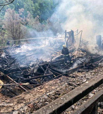 Окупанти вдарили по базі відпочинку на Харківщині: виникла пожежа