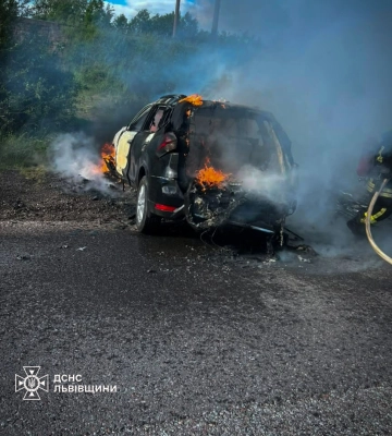 На Львівщині внаслідок ДТП згоріло авто (ФОТО)