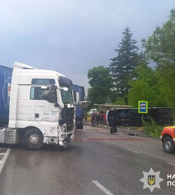 На Вінниччині внаслідок карколомної ДТП на трасі постраждали восьмеро людей