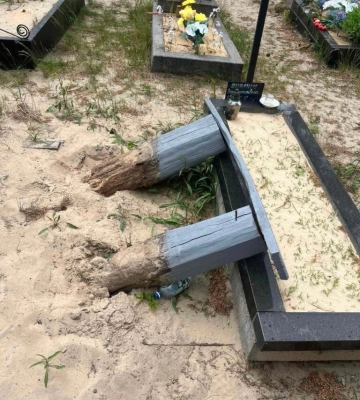 На Рівненщині вандали понищили кладовище 