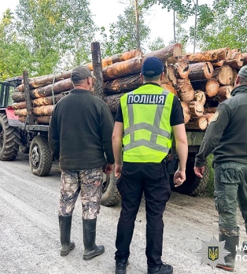 На Рівненщині вилучили трактор із незаконно зрізаною деревиною
