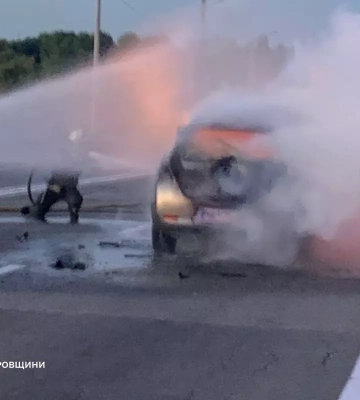 В Днепре посреди моста загорелся электромобиль