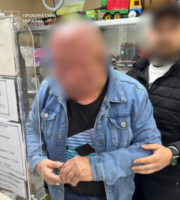 У Києві затримано спритників, які за гроші обіцяли ухилянтові втечу з країни під виглядом далекобійника