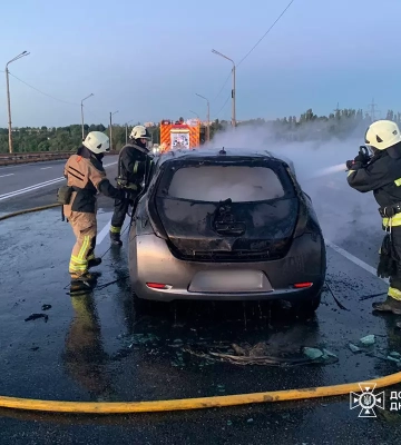 Пожежа на мосту у Дніпрі: вогонь охопив авто