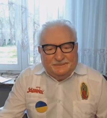 Публично снял значок с украинским флагом: экс-президент Польши обиделся на Зеленского