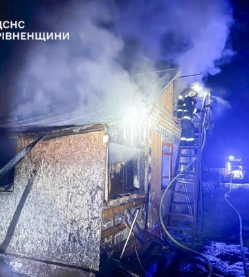 Вогонь охопив прибудову: на Рівненщині сталася нічна пожежа