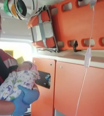 На Волині дитина поспішила на світ і народилася в «швидкій»