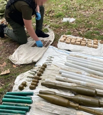 На Кіровоградщині та Київщині викрили торгівлю зброєю з зони бойових дій 