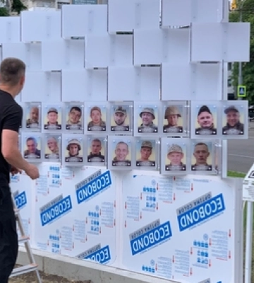 На Театральному майдані у Луцьку встановлюють стенд із фотографіями безвісти зниклих: для чого це потрібно 