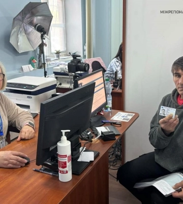 Без документів через окупацію: на Черкащині чоловік уперше отримав ID‐паспорт