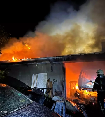 Вогнеборці Мукачівщини не допустили поширення вогню на будинок у Березинці