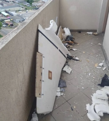 Під Києвом ворожий дрон влучив у технічний балкон багатоповерхівки