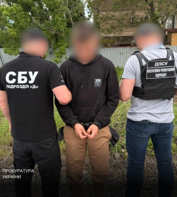 6 тисяч доларів за переправлення через кордон - на Закарпатті ДБР викрило прикордонника