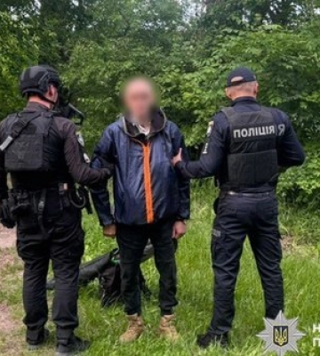 Мужчина устроил стрельбу в общественном месте на Хмельнитчине: есть раненый, стрелок задержан. ФОТО