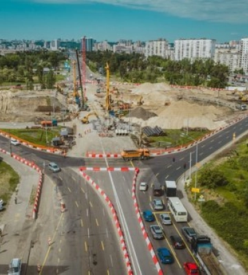 У Києві біля станції метро "Чернігівська" демонтували аварійний міст. ФОТОрепортаж