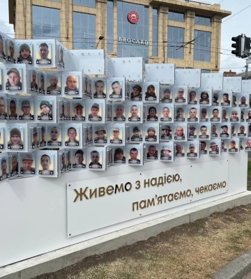 У центрі Луцька облаштовують фотостенд зі світлинами зниклих безвісти захисників. Фото