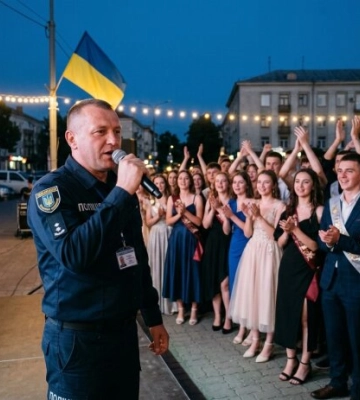 Поліцейський влаштував концерт просто неба для випускників у Тернополі — відео розлітається мережею