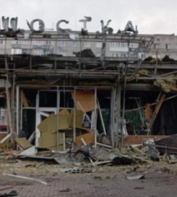 Полностью уничтожили: россияне нанесли массированный удар по железнодорожному вокзалу в Шостке