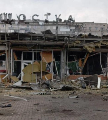 Росія прямими влучаннями десятків "Шахедів" зруйнувала вокзал у Шостці