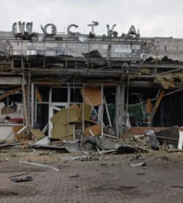 РФ кількома десятками дронів знищила будівлю вокзалу у Шостці. ФОТО